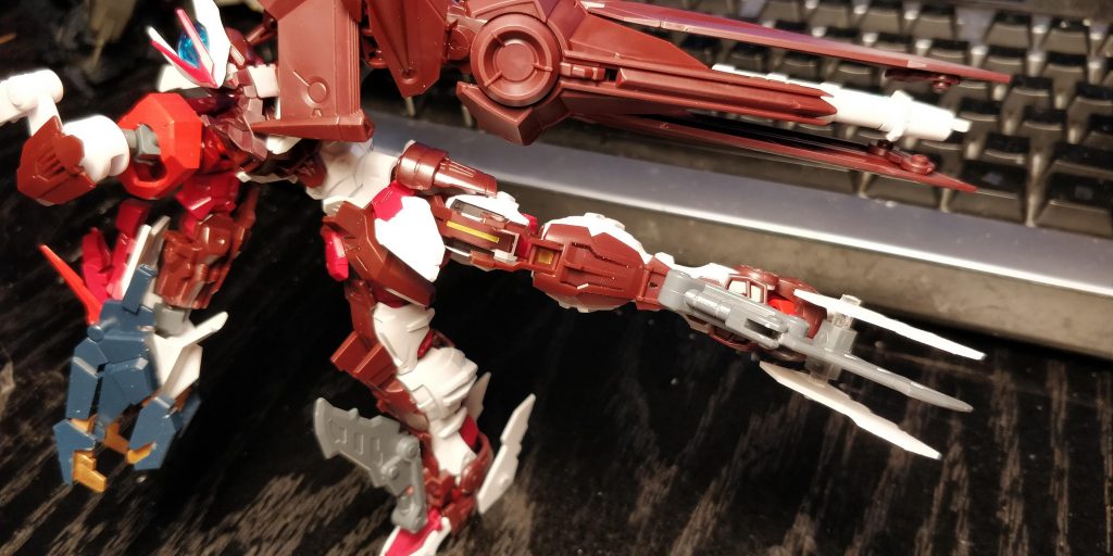 Leg can change to Dino claws for a slash kick.