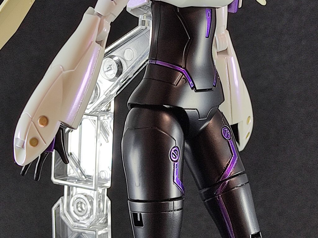 ボディ前景黒色部はボディスーツ感を出すため半光沢塗装