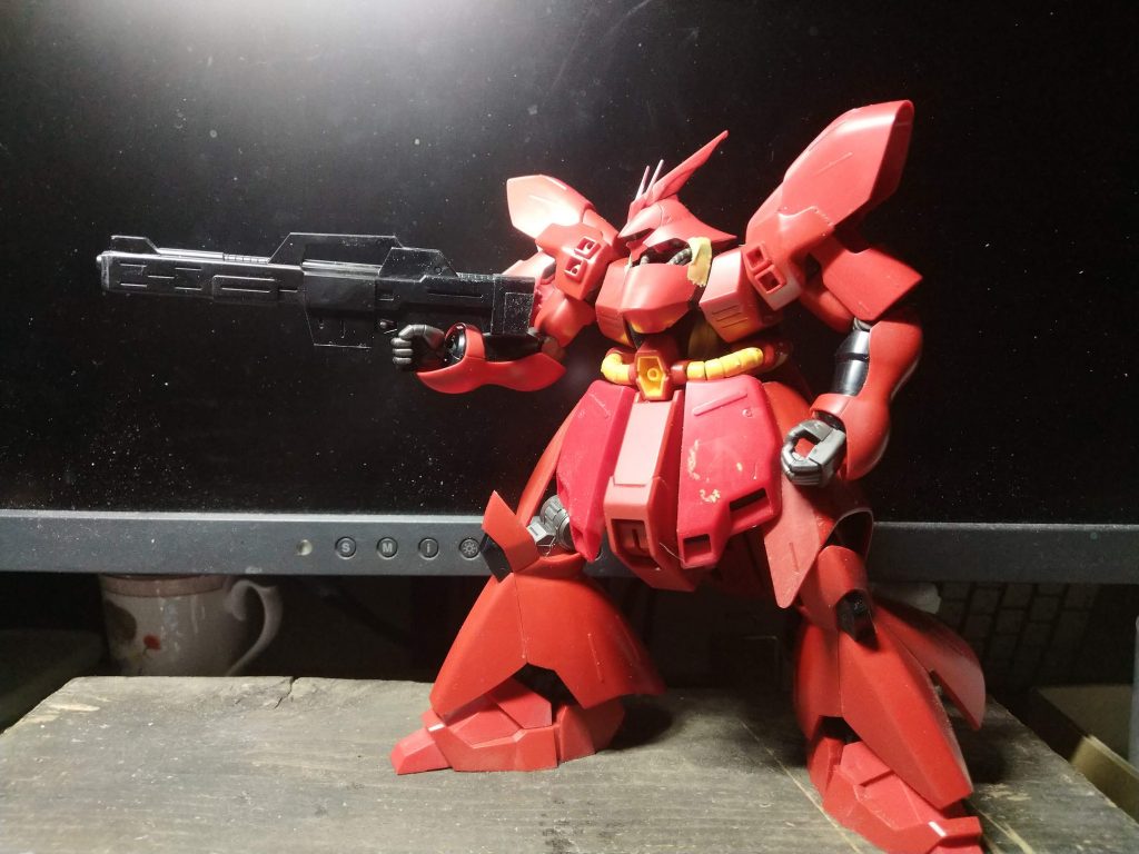 ハードオフで叩き売られてたジャンクのMGをサルベージしたのが始まり。素組のHGサザビーに部品付け替えして遊んでたらいい塩梅になってきたので、このまま色塗って終わるはずだったのです。