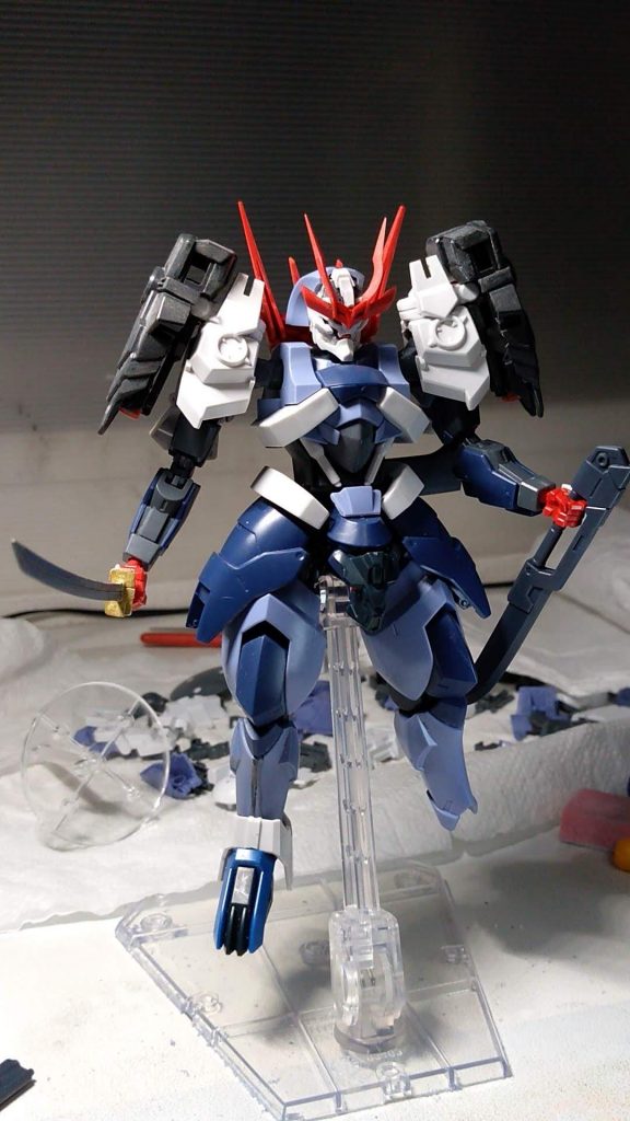 製作開始のきっかけはジャンクの百錬を入手してから（取っ掛かりの写真はありませんがw）。「鉄血機体好きだけど、作ったことないなぁ」くらいのものでした。「百錬をガンダム顔にしたら面白いのでは？まともにガンダムタイプ作ったことないし」と思いつきました。顔は普通のガンダムタイプはなんかイヤだったのでこれまたジャンクのガンダム・ダンタリオンをオークションにて購入。なんかに使えるかも…と激安ジャンクで入手した戦国アストレイ頑駄無も合わせて、ミキシングスタート。写真はざっと合わせの状態。頭は百錬のフェイス部分を切り飛ばしてダンタリオンの頭を収納。肩は戦国アストレイのアーマーをクリアランス調整して移植。足首はダンタリオンのものにジョイントごと移植。もう既に「イケルやん…カッコエエやん…」と勝った気にw