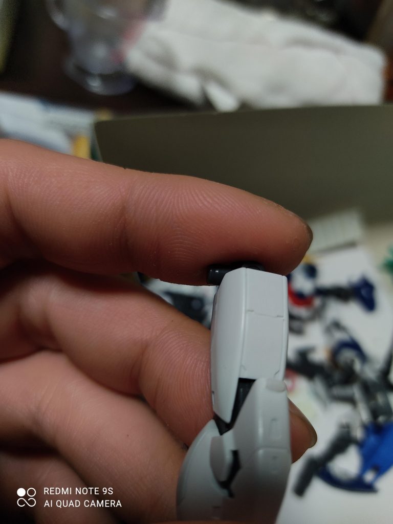 タガネでのモールド彫り込みを初めてやりましたが終始緊張します写真の太腿部分以外ではフロントスカート、胸と股間のジャンクパーツ、脹脛の金部分にも行っていますフロントスカートは彫り込みが太すぎました迷路みたいな繊細な彫り込みされてる方々は何者なんでしょうか