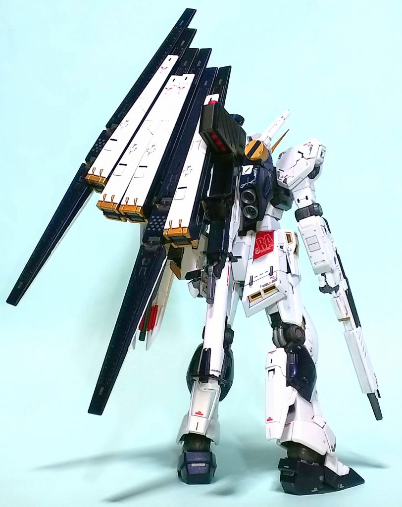 ノーマル背部。HWSと比較して、スリムなシルエットがカッコ良い。