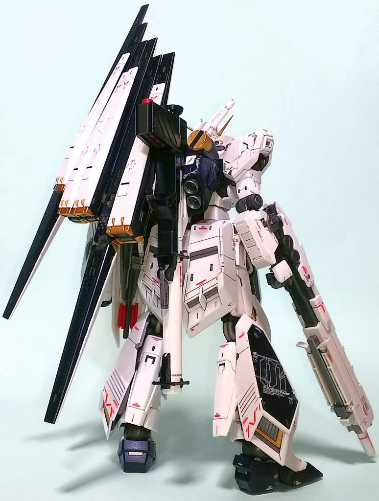 HWS背面。フィン・ファンネルやバズーカを背負っても、しっかり自立できる。