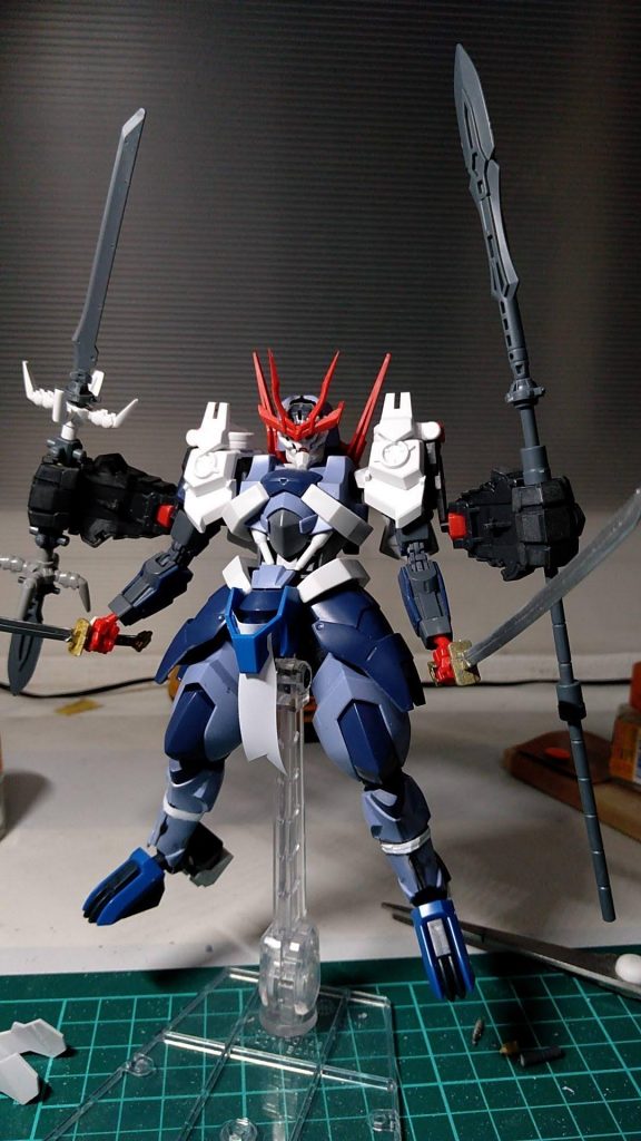 いろいろいじってるうちに「この戦国アストレイの肩アーマー、せっかくの隠し腕を活かしたら多腕の化け物できるやん？」となり、武器（写真は仮）も色々と持たせることに。主に30MMのパーツを使って武器を生産しました。お手軽。ありがたい。膝下の短さが気になったのでプラ板で2.4mm延長。