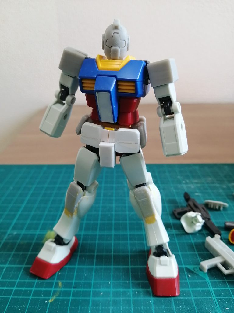 グレーが3Dプリンタで打ち出したパーツ