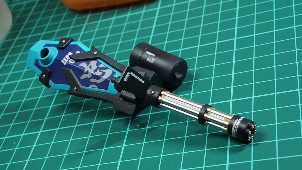 ガトリングは頑張って塗りわけました。ギラギラいい。しかし漢字貼っちゃうわ、ジオンマーク貼ったのに隠れちゃうわ。やらかしたなぁ…