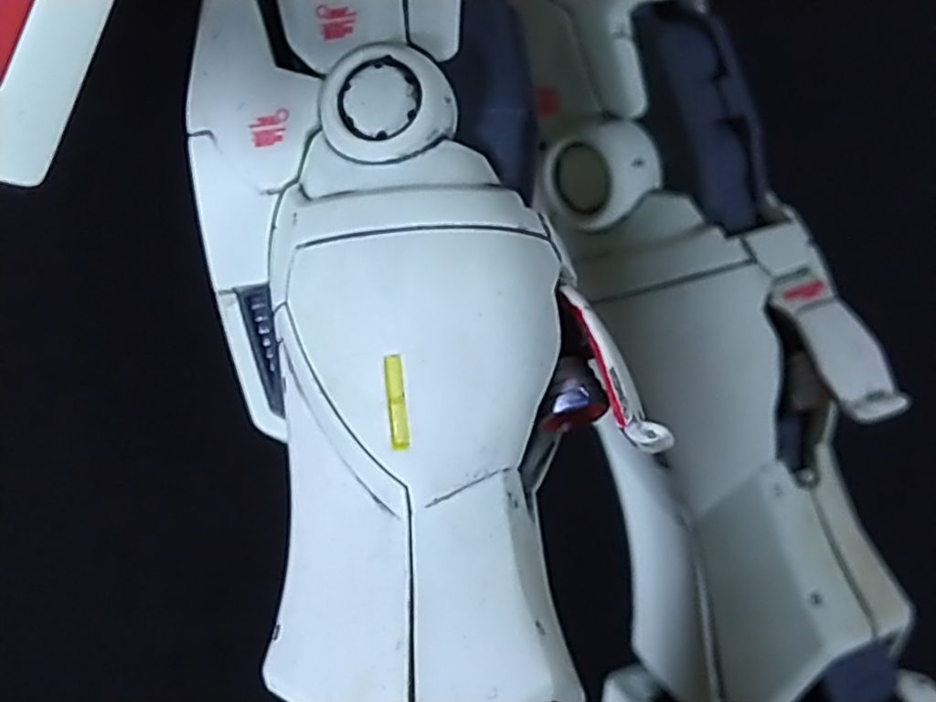 脹ら脛外側と肩の前後は、F-14編隊灯のようになってるので卵色に塗装。バーニアカバーの縁を赤く塗って、米軍機の主脚庫カバーのように。肩とアンクルアーマーの所は翼端灯のようなデザインなので赤と青で塗装。これ、腕にも入れたかったけどモールド無いので中期型には追加せず。また次の機会に。