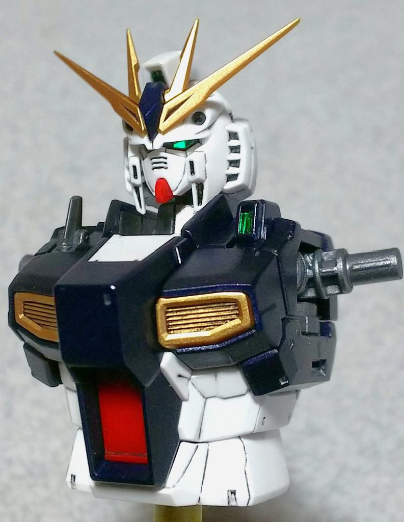 パーツは特に形状は変えず、ストレートに組む。ゲート跡とヒケをペーパーがけで整え、アンテナ等は若干シャープに。