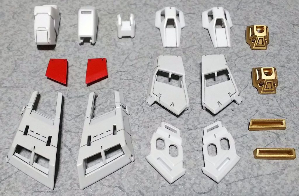 塗装は、成形色に直接スプレーで行う。ホワイト部分は成形色が2色に分かれており、そこにホワイトパールを吹くことで色の違いをそのまま生かしている。