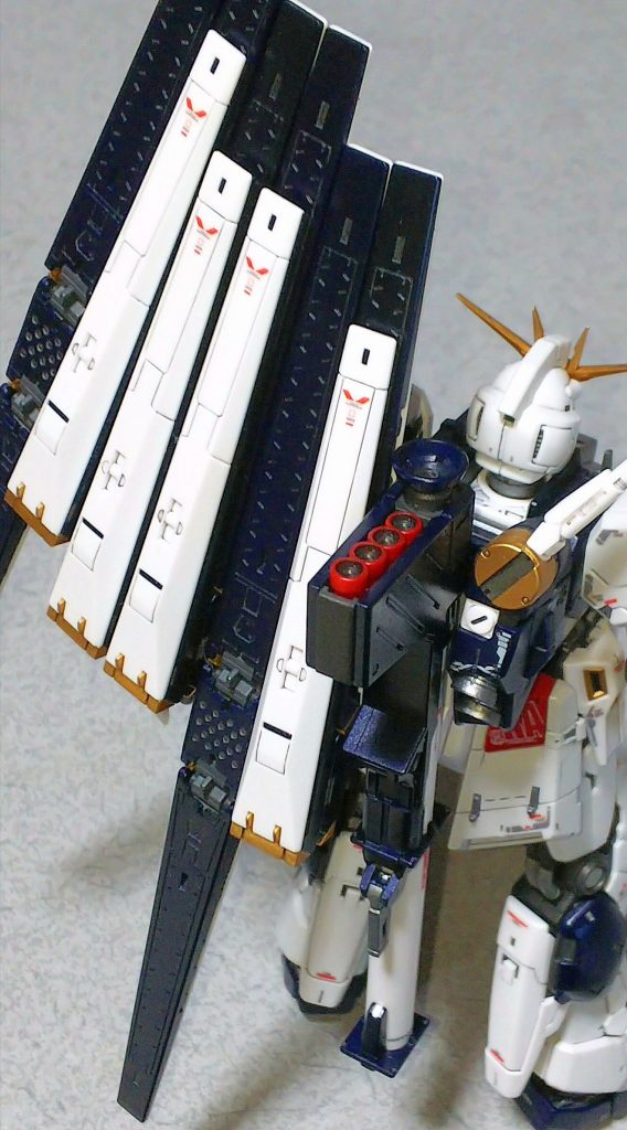 スミ入れはグレーで行う。ディープメタリックブルー部分のみ、メタリックグレーでスミ入れをしている。マーキングはキットのリアリスティックデカールを使用し、余白を極力カットして貼り付けている。