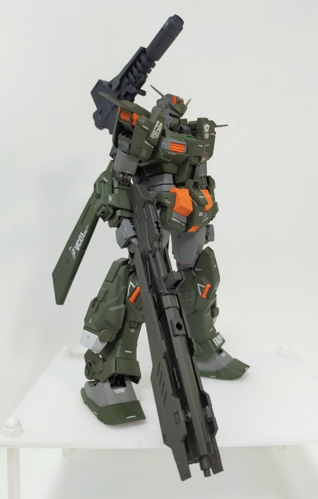 ストレートな作製ですが、表面処理や彫り直しなどの基本工作と合わせて整面処理等を行い、全塗装とデカールでのディティールアップをし、マット仕上げにしています。・デカールは付属のデカール、ベルテクス、ハイキューパーツを組み合わせて使用・肩部センサーはVCドーム4mmに置き換え・武器はGHLの付録のMADガンを使用  