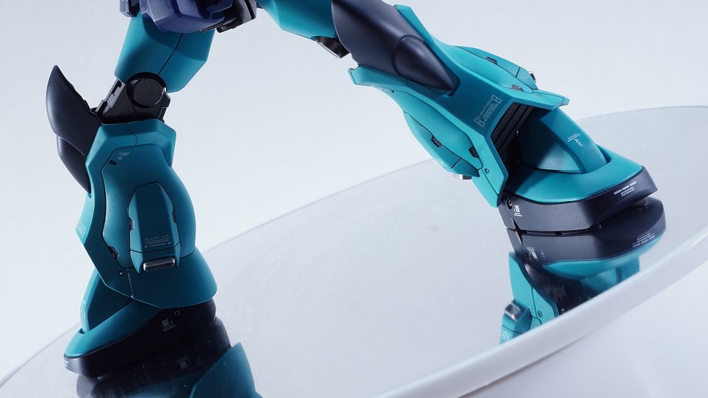 足首の接地がデザイン上どうしようもないので、ボールジョイント等使って可動上げてます。