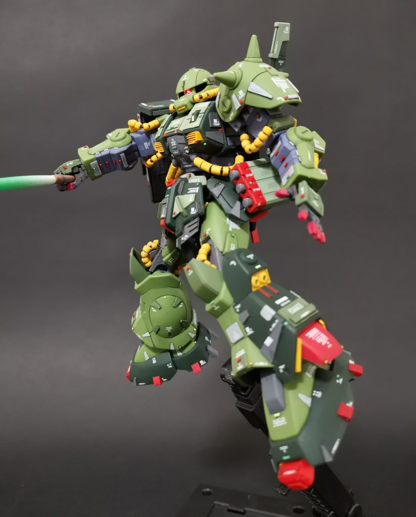 こちらは別に制作したガブスレイのビーム·サーベルを流用した装備状態です。ハイザックのビーム·サーベルは新鮮な気がしました。因にミサイルポッドはマガジンをベースに自作してみました。