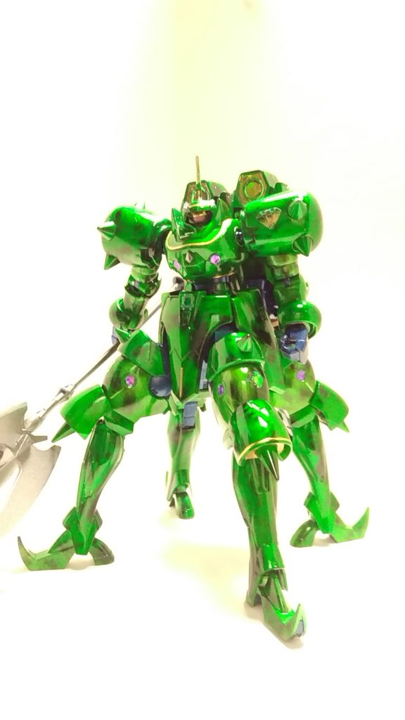 金ラインやホログラムマークは、100均のネイルコーナーで集めたモノです。丸モールドとビームキャノン発射口には、ハイキューパーツのオーロラを貼ってます。