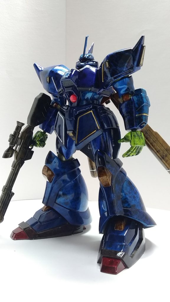 金銀のラインと胸のホログラムマークは、100均のネイルコーナーで入手しました。100均のネイルやコスメのコーナーは、ガンプラ製作に効果的なアイテムが多くなってきたんで便利です。