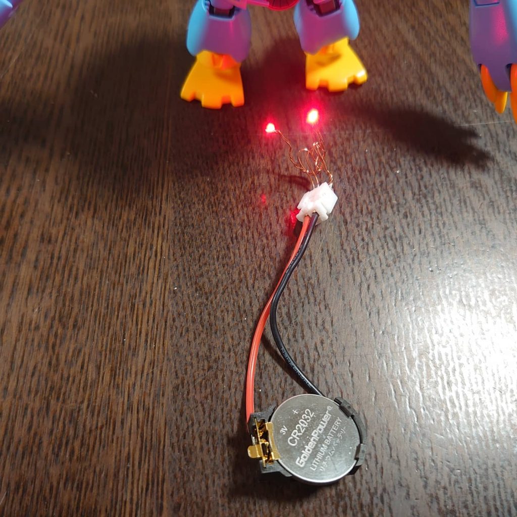 電飾①初めてのチップLED工作。2つ並列につなぎましたが、配線の長さなど適当で上手く搭載できませんでした。