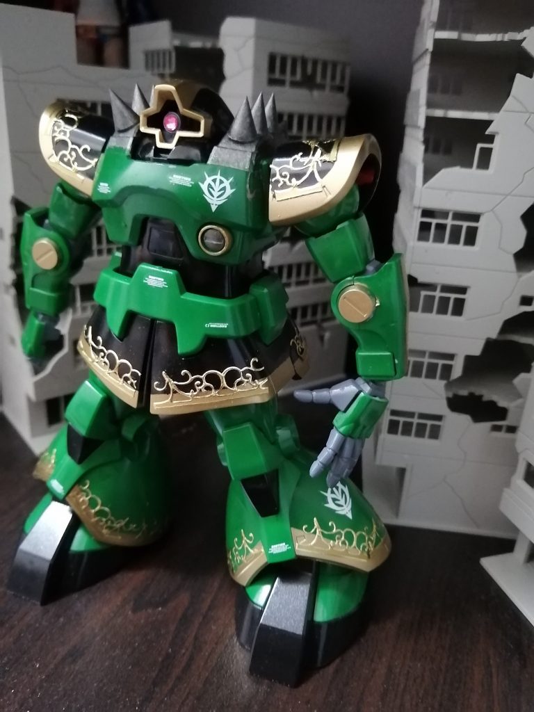 金色のカッティングシールを購入してそれを張り付ける作業は意外と難しく、苦労しました。