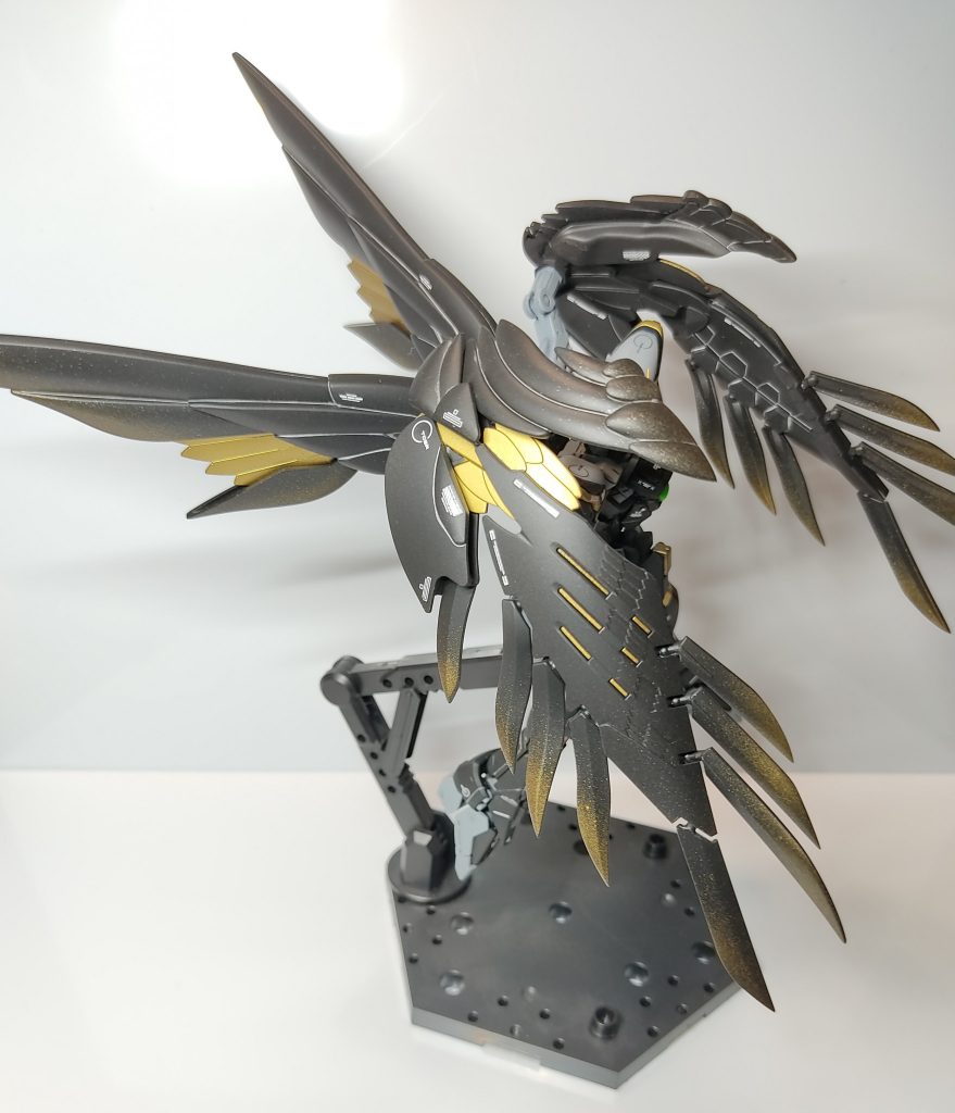 羽先はシャープ化していますグラデーション塗装もやってみたのですが紙等を境目に浮かして吹かないといけないんですね粒子が色々飛び散って逆に汚くなってしまいました、今回の反省点です 