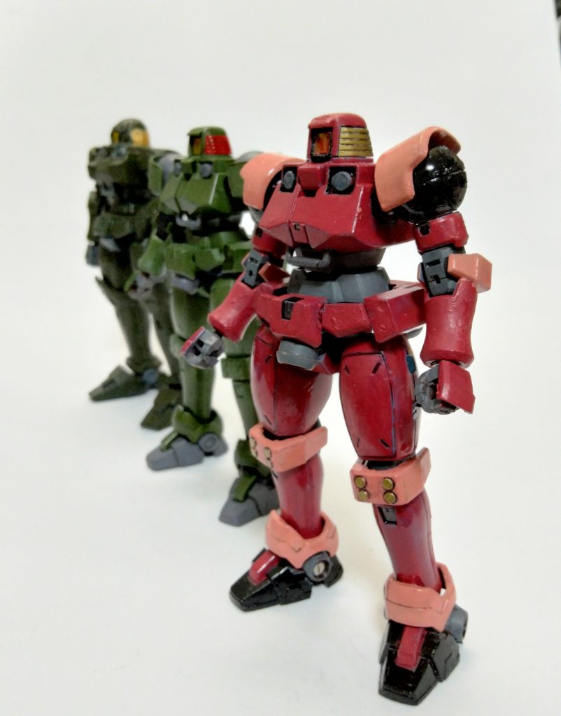 リーオー達を並べてみました。奥にあるリーオーは、旧キットのトールギスから改造したものですが、かなり昔に作ったものです。