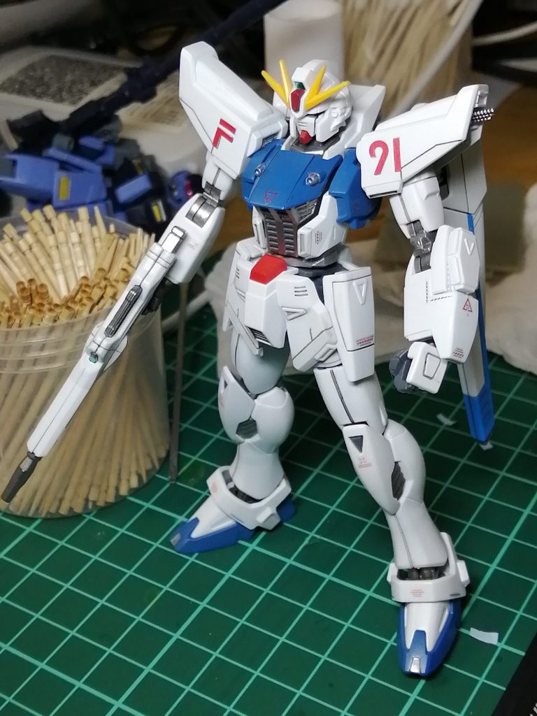 素体が素晴らしいのでなにもプロポーションはいじっておりません。足の赤を青に変えた以外もほとんどなにも変えていないです。関節胴体等はスーパーメタリックのスーパーチタン2を使ってます。質感も素晴らしいのでオススメです。