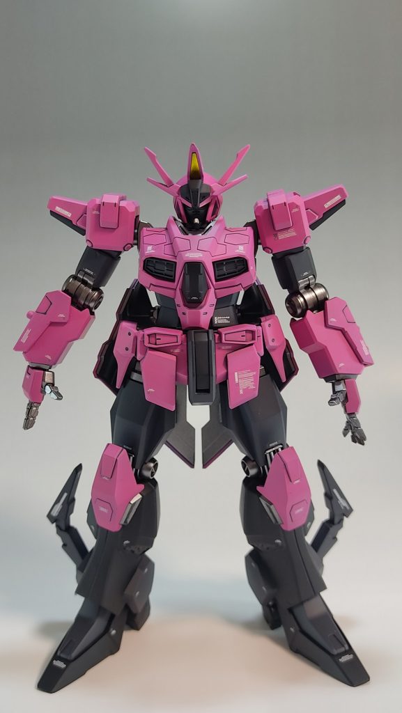 オデュッセウスガンダム全身もちろんエステバリス(アキト機)風にピンクとグレーベースのカラーリングを採用