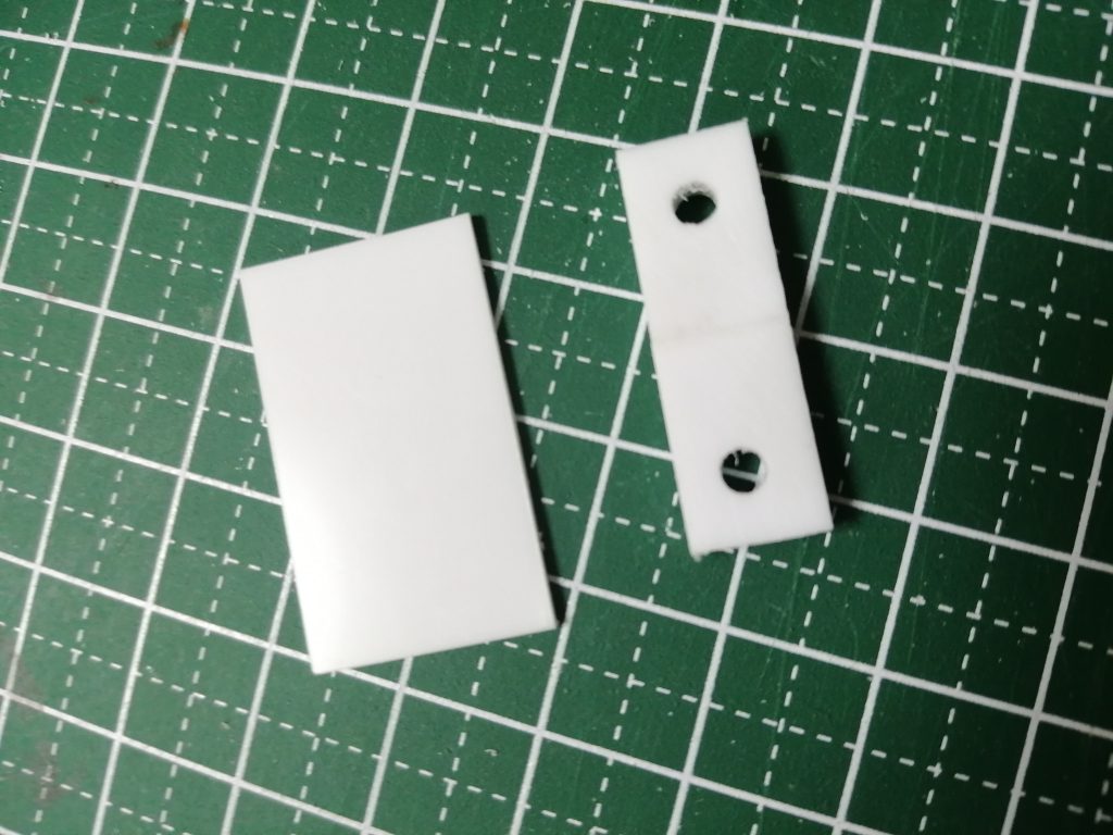 この右側のパーツのように、2箇所にずれなく穴を開けるのは、私にとっては難易度の高い作業です。なので、穴を開けたパーツを2つ用意して、位置を微調整して接着しています。ちなみに今回は、5ミリ棒に繋がるポリキャップの位置をずらせば、微調整できるので、2パーツにしなくても良かったかもしれません。