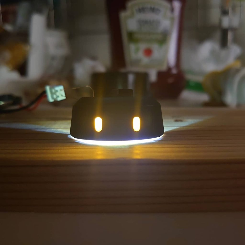 電飾③目の裏を削り、瞬間接着剤で固定し完成です。暗いところだとこれくらい明るく光ります