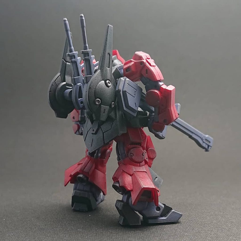 レッド部は水性ホビーカラーを筆塗りし、それ以外の箇所はガンダムマーカーを使って塗装しました。さらにつや消しトップコートを吹いてからウェザリングして完成させました。素材がABSなのでガンダムマーカーを使ったら割れるかなと心配しましたが、仮組みとかもせずパーツに負荷がかかってない状態で塗装したからか割れることはありませんでした。