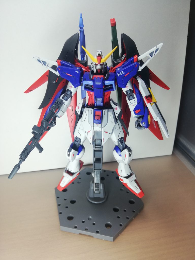 ノーマル正面悪役顔なので普通の青ではなく紫っぽい色合いにしました使用塗料はフィニッシャーのブルーパープル普段ガイアばかり使用してるのでフィニッシャーの塗料は扱いが難しく感じます