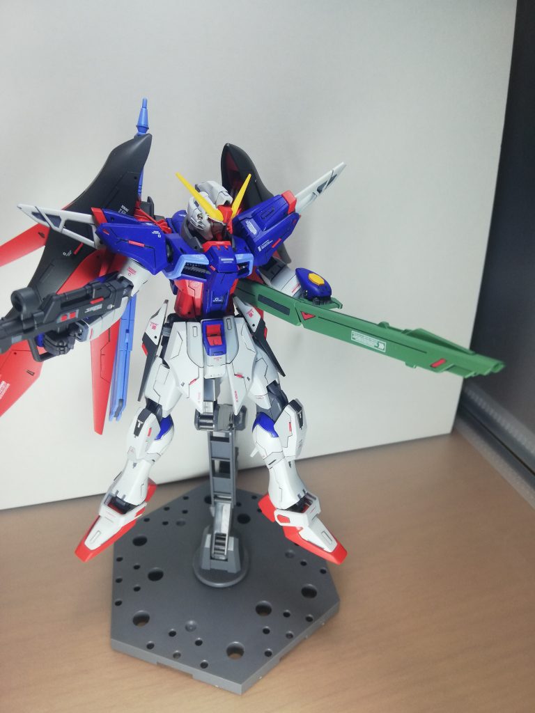 こういうスタイリッシュな機体だとスジボリのデザインを深く考えなくてもいい感じになるから良いです渋い機体やディティールが少ない機体だとパネルラインとか意識しないと映えないので難しい…