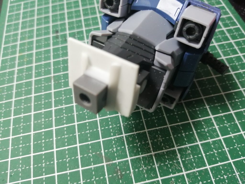 私はバウンドドックの腰の軸が若干前になるようにオフセットしました。仮で組み立ててみたら、少し高過ぎたので、バウンドドック側のポリキャップをプラサポごと少し削っています。バウンドドックの接続軸よりもポリキャップの方が高いので、バウンドドック側は加工していません。この後、適当に形を整えたり、デコレーションして、完成です。