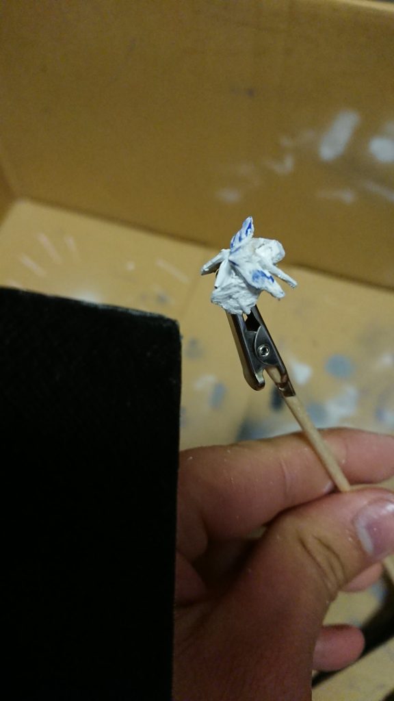 …で、これが初めてコンプレッサーで塗装した頭部です。ここから入れる保険はありませんでした…
