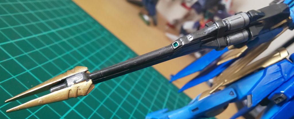 バスターライフルST┅カートリッジ式なのは通常のウイングと同様だが最大出力の威力は1.2倍になっている。また、先端の金色の武装によりビーム照射時のブレを抑え、命中力を大幅に上げている。