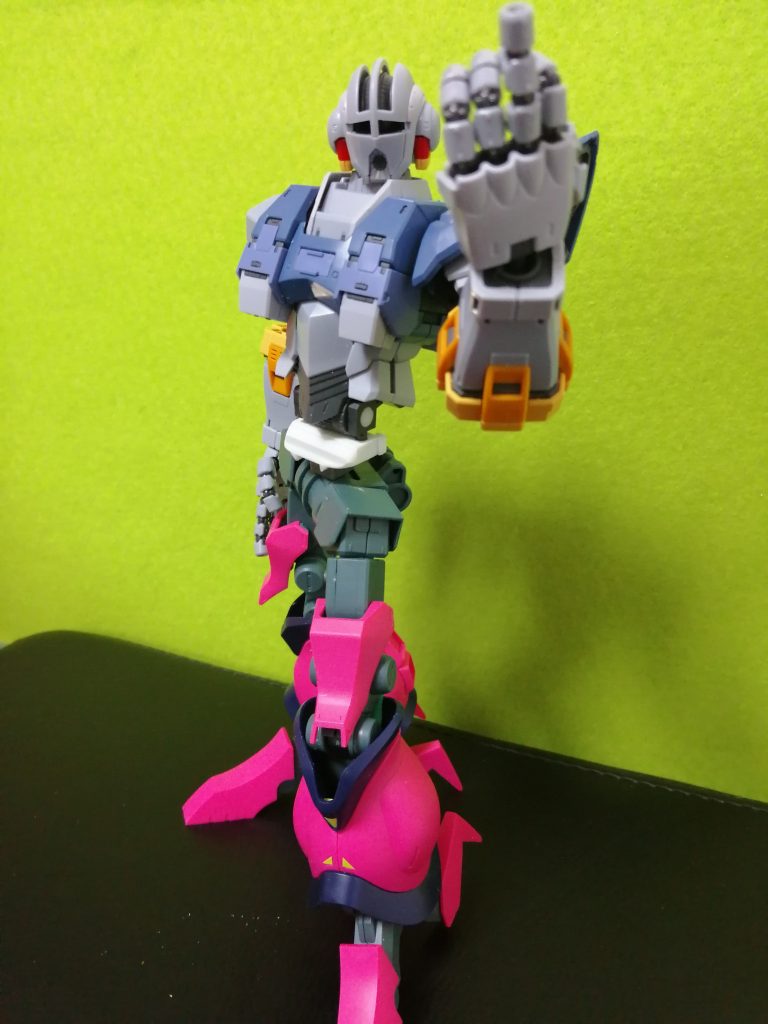 ここまで読んでくれたみなさんに、サービスショットを公開。大胆にスカートの中をお見せします。腰の白いパーツが自作した部分です。ジオングは別のパオング作成用に購入したものなので、その他の工作は全くやっておらず、素組みです。