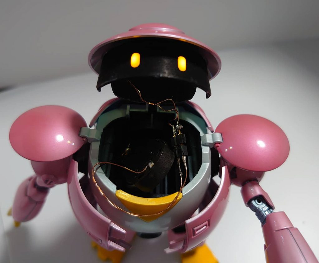 おめめが光ります。初めての電飾でチップLEDを2つ仕込んでます。電池ボックスの取り外しでオンオフ切り替え。