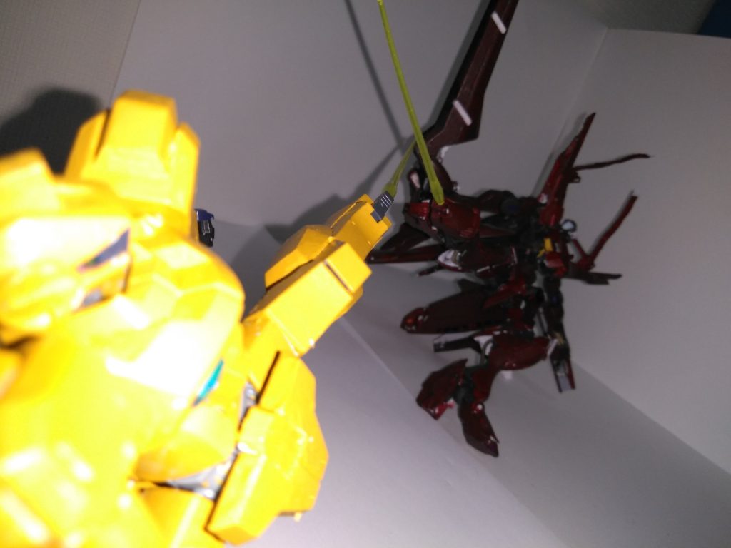 隠し腕対決「隠し腕？こっちにもあんだよ！」　アルヴァアロン「！」「タラーキィーー！」アルケーは近くにいたので撮影しました一応https://gumpla.jp/hg/653115ご観覧頂きありがとう御座いました！