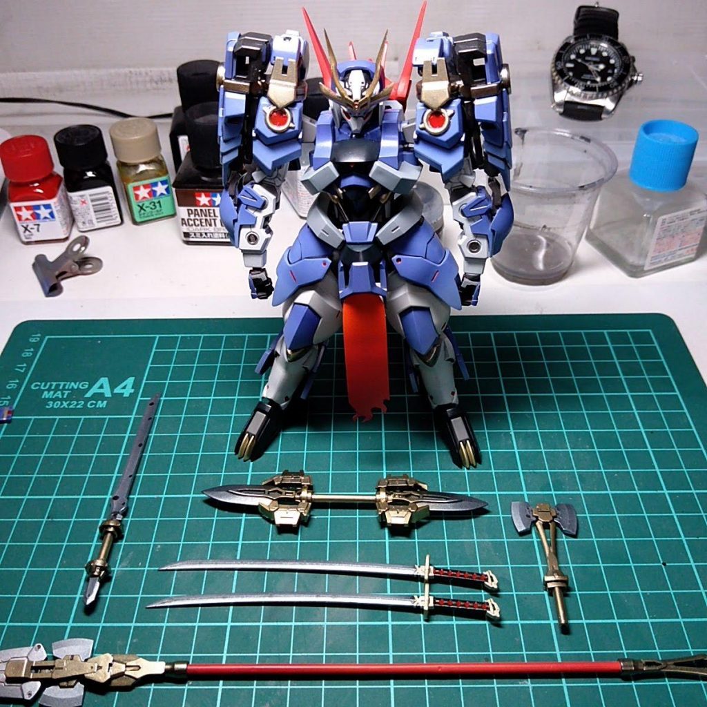 基本塗装完了状態。配管保護テープ、塗装もできるしデカールも貼れる神マテリアルでした。布表現の新しい手段の1つとして定着するかも？この後デカールをペタペタ貼っていきます。武器を並べるとニヤついちゃいますねw