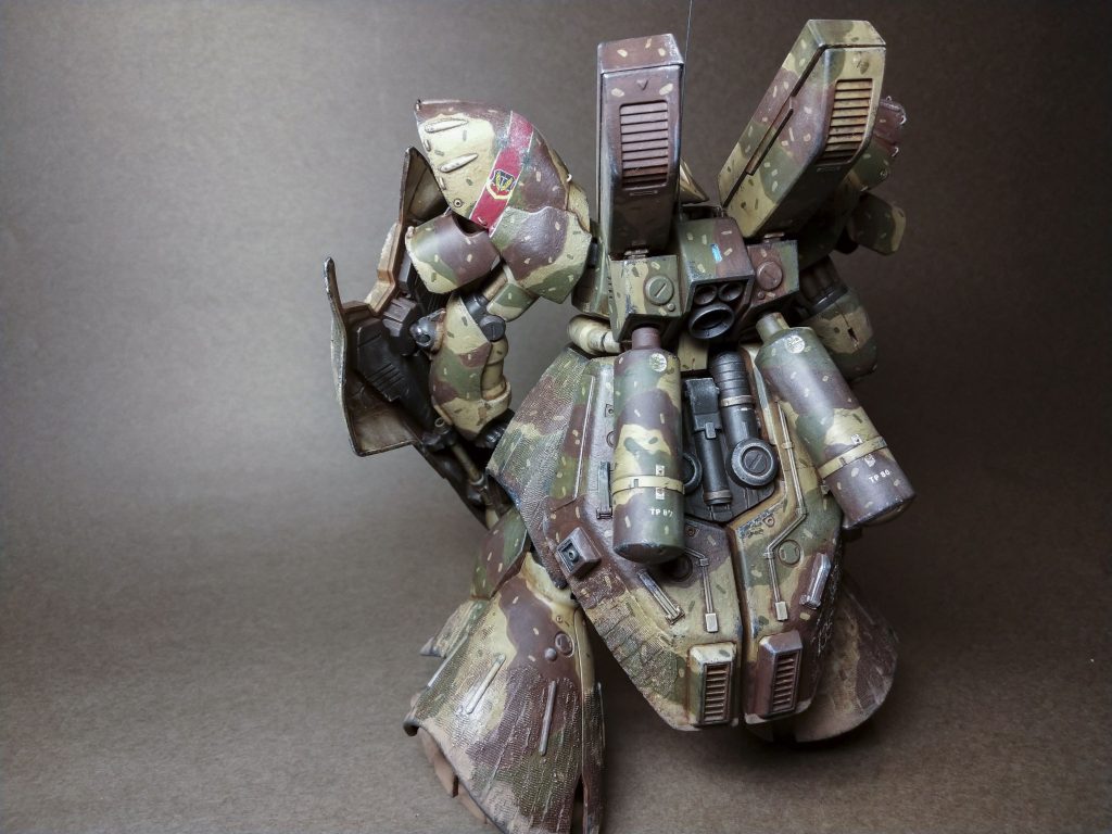 大きなMGのリアアーマーを生かして、補助装備のステーなどあしらっています。燃料タンクもMGの太い方を使いました。