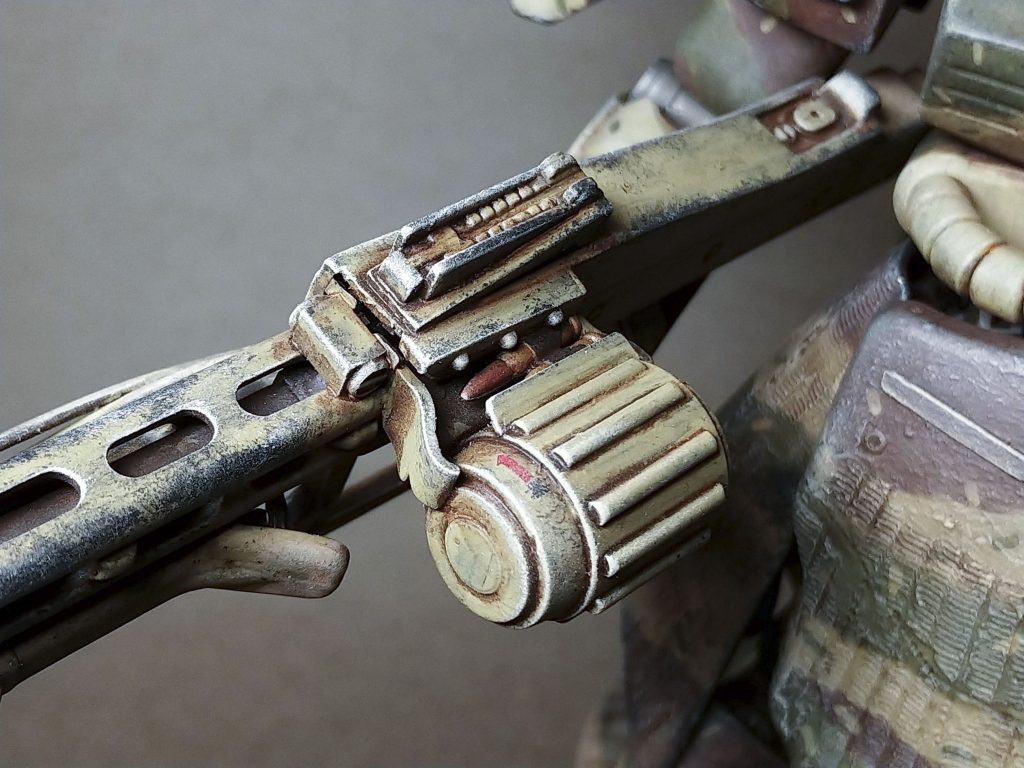 マガジンは付いてなかったので作りました。チラッと見えるように弾も入ってます。