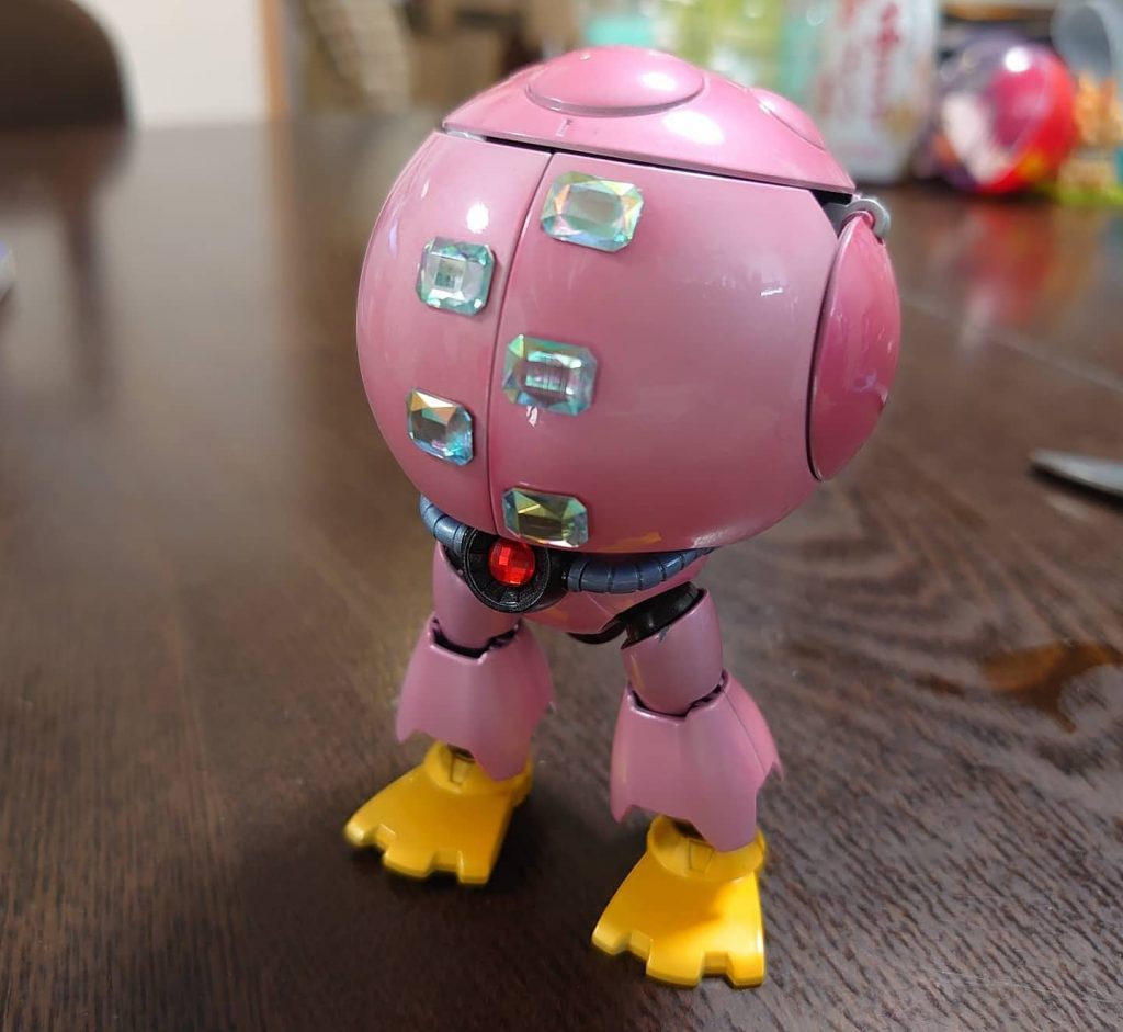 メインの機体色は淡いピンクのキャンディ塗装。ちょっとわかりにくい。おなかビームと胸部スラスターは100均のラインストーンシールでデコりました。