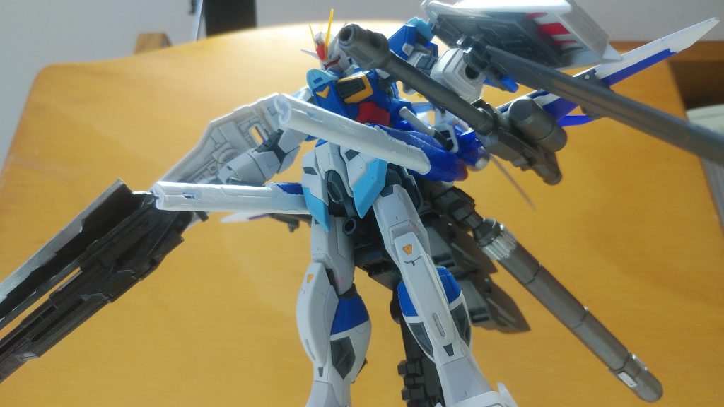 下から覗くように