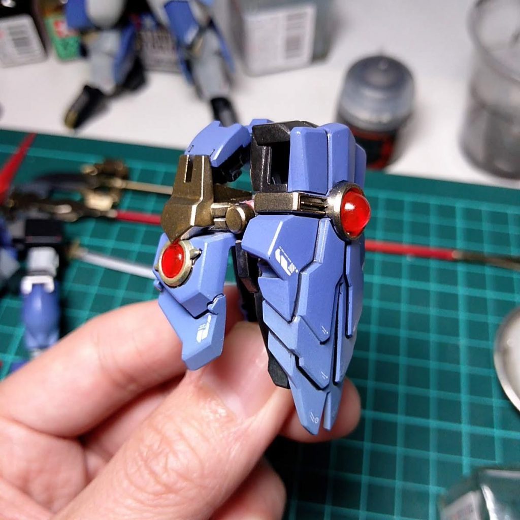 一番手を入れた肩アーマー。本体との接続はネオジム磁石でガッチリくっつきます。マスキングも複雑な形状ですが頑張りました。玉のようなパーツは前面はHアイズ、外側のものはUVレジンを6mm型に入れて新造。色はクリアレッドを吹いてます。デカールはGMデカール、HIQデカール、VERTEXの漢デカールなど。貼りすぎないよう注意しながら全身に配置しました。いつものように長過ぎる解説、最後まで見てくださった方、お付き合いいただきありがとうございましたm(_ _)m