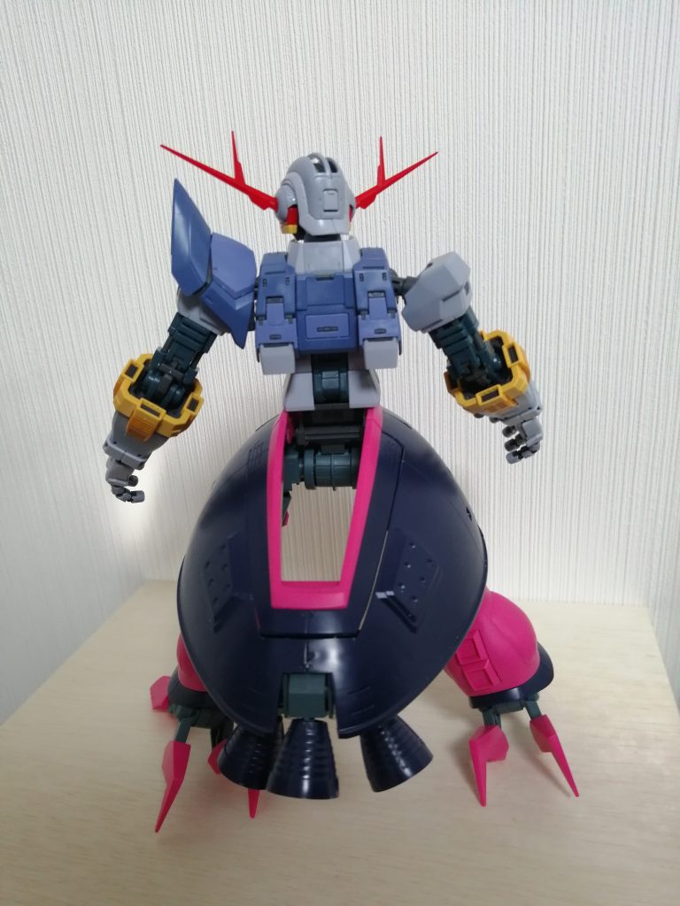 誰がどう見ても文句無しのパーフェクトジオング(素組み)です。ちょっと下半身がアレですけど。40年ぐらい前に、多くのガンプラモデラーを驚愕させたジオングにドム足を付ける改造のパクリ、もといオマージュです。最初は足だけ移植しようかと考えたのですが、やってみたら、何か違ったので腰から下を移植しました。ジオングとバウンドドックの両方持ってる人なら、やってみようと思った人もいることでしょう。これをやりたいがためだけに、メルカリで素組みのバウンドドックを入手しました。さすがに、そのままでは合体できないので、プラ板等でジョイントパーツを作っています。そんなに難しい工作ではないので、改造初心者でも作成できると思いますよ。肩アーマーは私の趣味で片方しかありません。あれこれ追加するのではなく、余分なものを落として、引き算の美学とか空白の存在感とか言ってれば、なんとなく出来るヤツと思われる気がします。実際は狙ってやったのではく、単なる偶然でして、最初は肩アーマーは両方無かったのですが、一度、戻してみるかと考えて、片方戻したら、非対称なのがバウンドドックらしく感じて、気に入ったというのが、実情です。