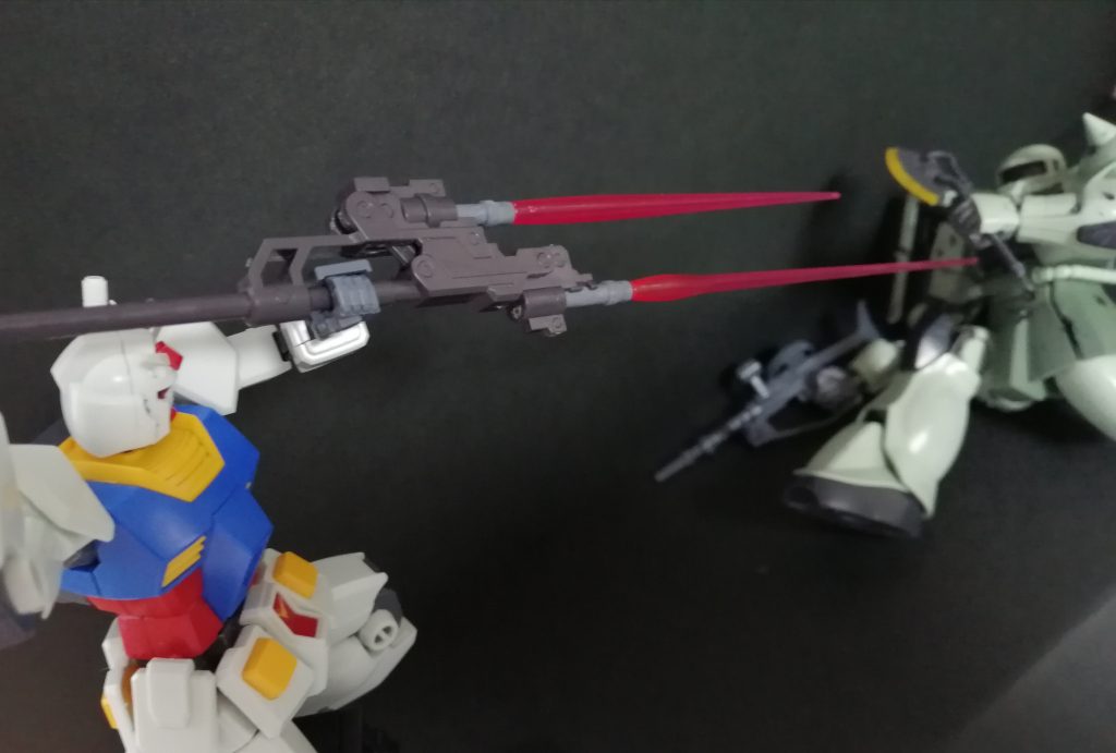 ザクを追い詰めるガンダム!