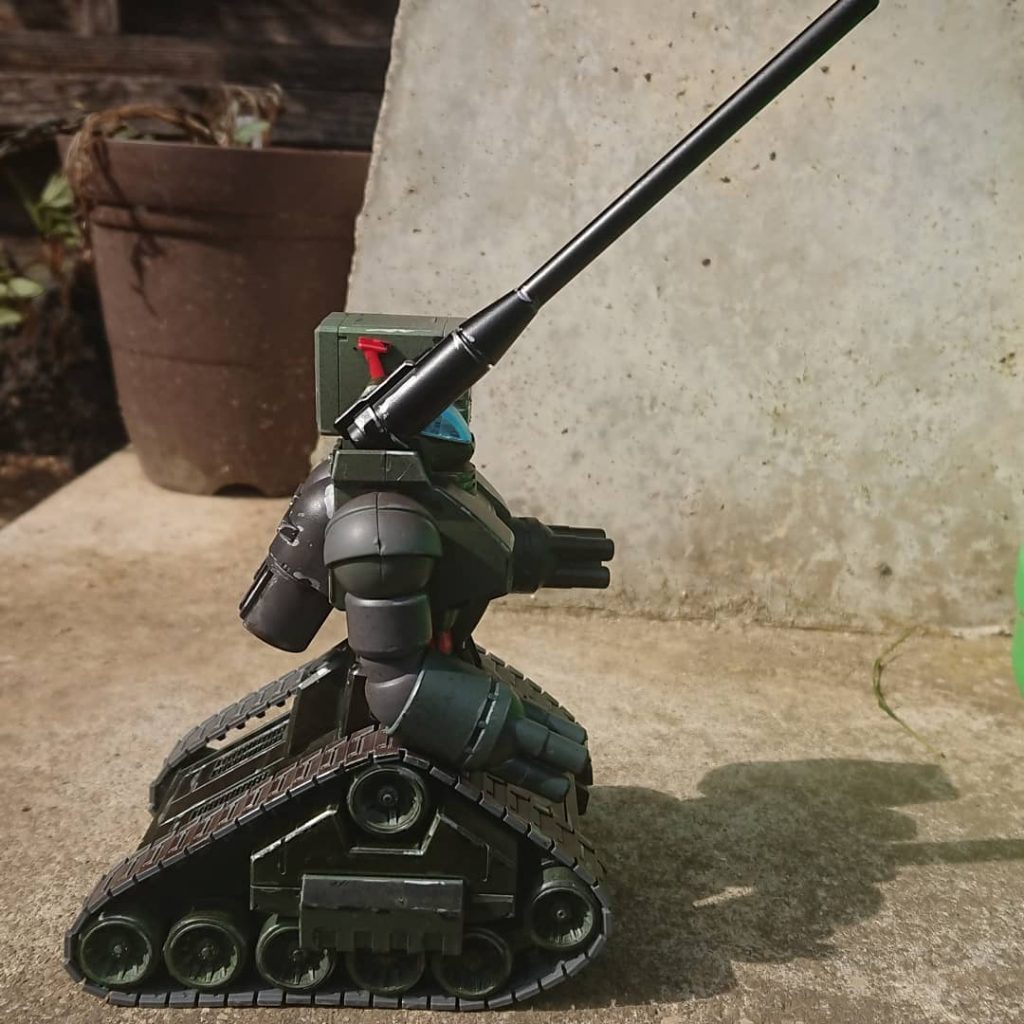 右の肩関節の軸棒が完全に逝きました。ピンバイス持ってないし真鍮持ってないので困りました。詰みです。