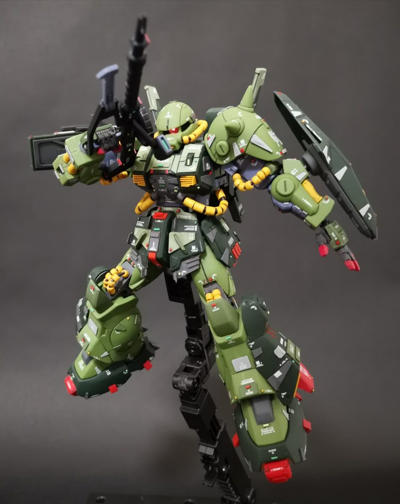 まずはザク·マシンガン改とオプショナル·シールド装備の標準装備状態からです。