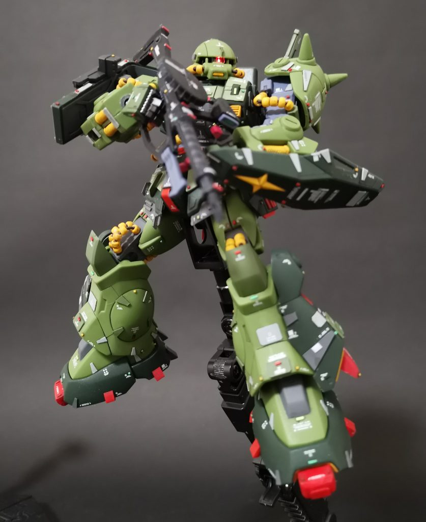 ザク·マシンガン改を構えた状態へ。