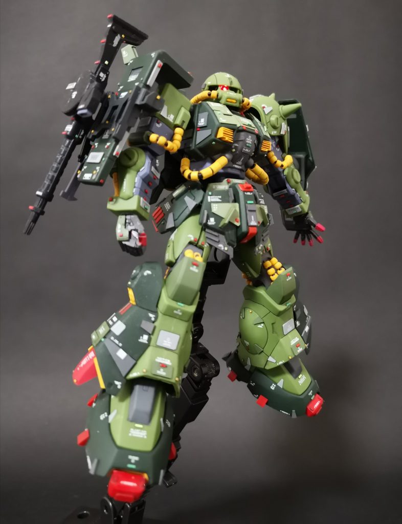 制作は私の中の定番のスジ彫り、プラバン加工、塗装、墨入れ、デカール貼付けに加えて動力パイプの改修とモノアイのLED化もやってみました。