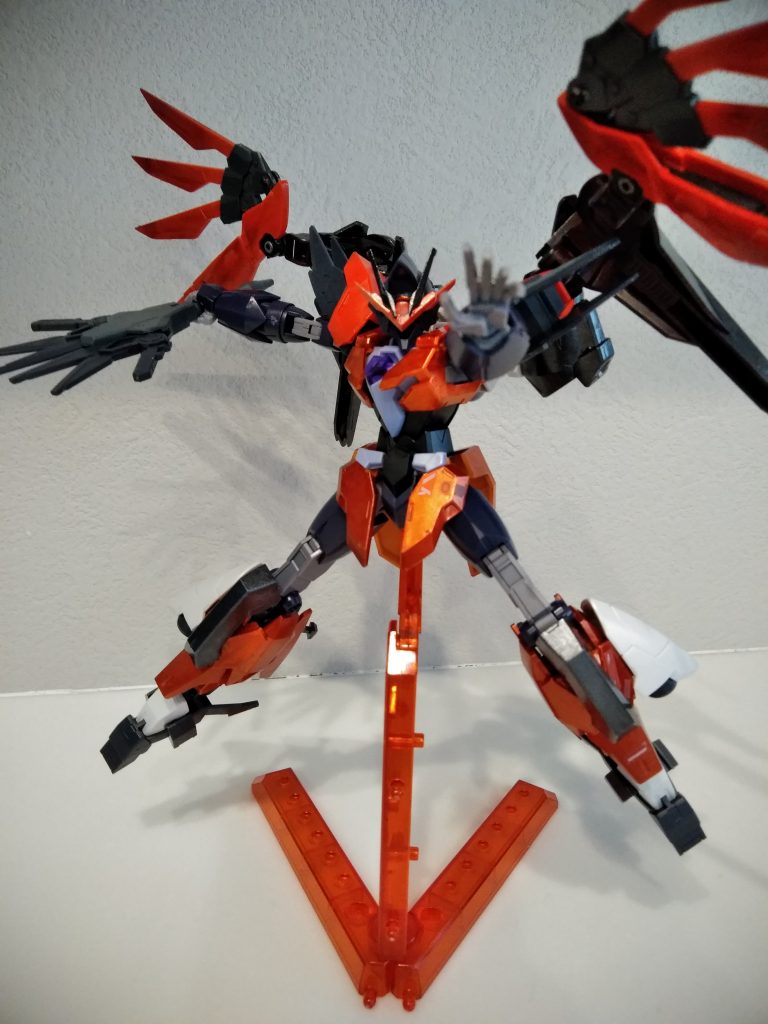 焔扇熱風を巻き起こす扇。羽は刃状になっている。