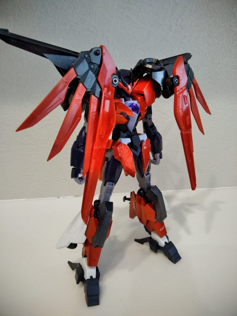 羽をたたむと陣羽織のようなシルエットに！カラーリングはオーガの機体、シルエットはダブルオースカイに近くなり、アルスがふたりのバトルを見て得たデータから作られたという設定だと天狗とかも百鬼イメージでしっくりきますかね？笑